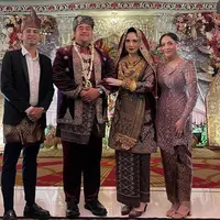 Sedangkan, Raffi Ahmad mengenakan jas hitam senada dengan celana dan sepatunya. Dipadukan atasan kemeja putih serta kain seperti Nagita dikenakan di atas celananya. [@raffinagita1717]