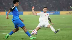 Pemain Timnas Indonesia, Calvin Verdonk (kanan) berusaha memotong bola umpan pemain Filipina pada laga terakhir Grup F putaran kedua kualifikasi Piala Dunia 2026 Zona Asia di Stadion Utama Gelora Bung Karno (SUGBK) Senayan, Jakarta, Selasa (11/6/2024). (Bola.com/M Iqbal Ichsan)
