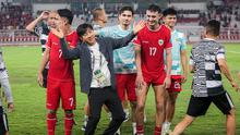 Selebrasi pelatih Timnas Indonesia, Shin Tae-yong bersama para pemainnya merayakan kemenangan 1-0 atas Vietnam setelah berakhirnya laga Grup F kualifikasi Piala Dunia 2026 Zona Asia di Stadion Utama Gelora Bung Karno (SUGBK), Senayan, Jakarta, Kamis (21/3/2024). (Bola.com/Bagaskara Lazuardi)