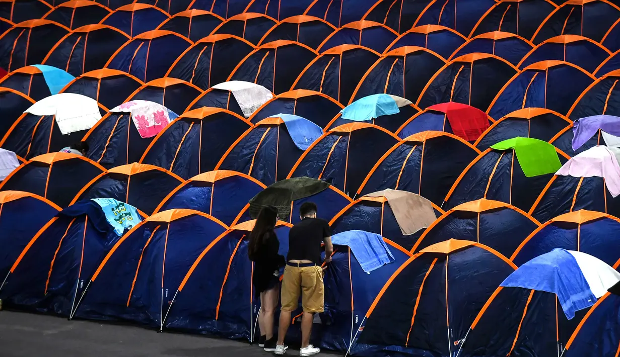 Peserta bersiap berkemah saat acara Festival Teknologi Campus Party di Sao Paulo, Brasil, Selasa (30/1). (Nelson ALMEIDA/AFP)
