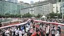 Peserta membentangkan bendera Merah Putih raksasa di kawasan Bundaran HI, Jakarta Pusat, Minggu (28/8/2022). Sebanyak 50.000 orang membentangkan bendera merah putih sepanjang 1.700 meter dari kawasan Monas hingga Bundaran HI yang merupakan rangkaian dalam memperingati Hari Kemerdekaan Indonesia dengan tema 'Pulih Lebih Cepat, Bangkit Lebih Kuat. (merdeka.com/Iqbal S Nugroho)
