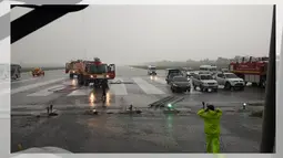 Mobil pemadam kebakaran mendekati pesawat Garuda Indonesia, untuk mencegah adanya api di Bandara Internasional Sultan Hasanuddin, Makassar, Selasa (2/6). Pesawat dengan nomor penerbangan GA-618 itu tergelincir saat akan mendarat. (twitter.com/agus_noor)