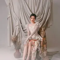 Kebaya modern dengan aksen ruffle sleeve membuat kesan manis pada tampilan.  [ @miktambayong].