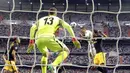 Sundulan mematikan Cristiano Ronaldo ke gawang Atletico Madrid pada laga leg pertama semifinal Liga Champions di Santiago Bernabeu stadium, Madrid, ( 2/5/2017). Real Madrid menang 3-0. (AP/Francisco Seco)