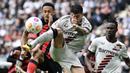 Pemain Bayer Leverkusen, Josip Stanisic, berebut bola dengan pemain Eintracht Frankfurt, Tuta pada laga Liga Jerman di Stadion Deutsche Bank Park, Senin (6/5/2024). Kemenangan ini memperpanjang rekor tidak terkalahkan mereka pada musim ini menjadi 48 laga. (AFP/Kirill Kudryavsev)