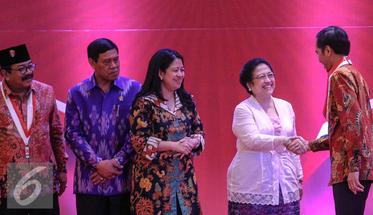 Presiden Jokowi berjabat tangan dengan Megawati saat pembukaan Kongres III Persatuan Alumni GMNI, Jakarta, Jumat (8/7/2015). Kongres bertajuk Jalan Trisakti Menuju Tatanan Masyarakat Pancasila dihadiri sekitar 1.000 peserta. (Liputan6.com/Faizal Fanani)