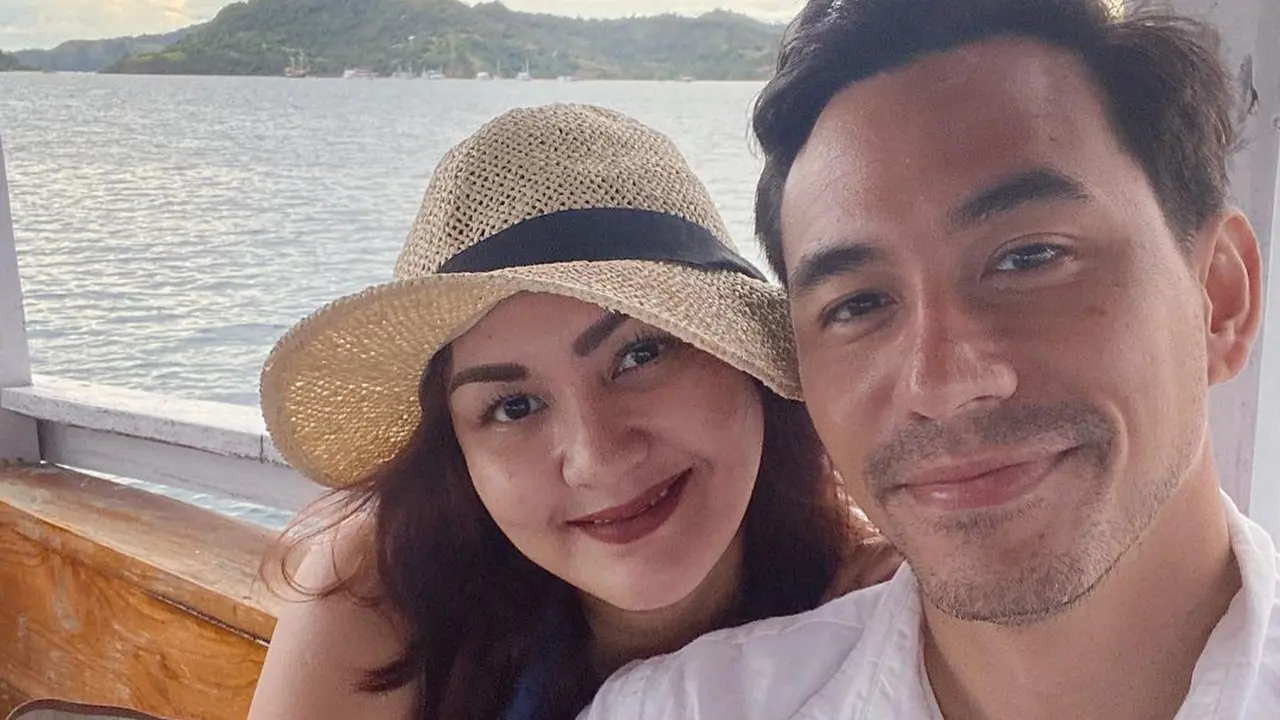 Liburan Darius Sinathrya dan Donna Agnesia di Labuan Bajo.