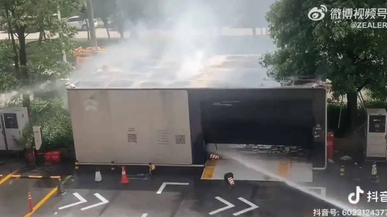 Power Swap Station Nio di Tiongkok terbakar (Carnewschina)