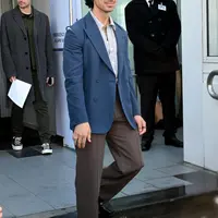 Joe Jonas menghadiri upacara &ldquo;The Hollywood Walk of Fame Star untuk menghormati "The Jonas Brothers". Ia tampil mengenakan total look FENDI Men's Spring/Summer 2023, dari jas biru dipadukan celana cokelat.&nbsp; credit: FENDI