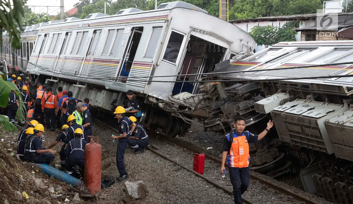 Petugas mengevakuasi rangkaian KRL yang anjlok di perlintasan Kebon Pedes, Bogor, Jawa Barat, Minggu (10/3). Tidak ada korban jiwa dalam kejadian tersebut. (Liputan6.com/Immanuel Antonius)