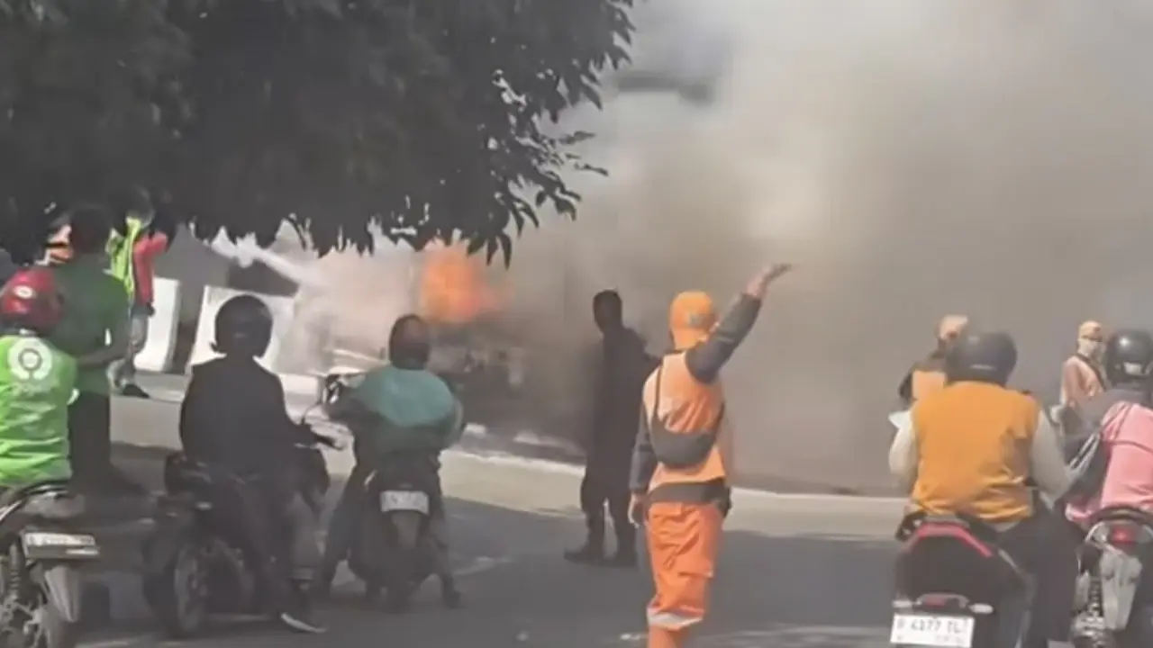 Mobil terbakar di Kelurahan Tanjung Barat, Kecamatan Jagakarsa, Jakarta Selatan, Minggu (26/7/2026). (Liputan6.com/Rifqy Alief Abiyya).