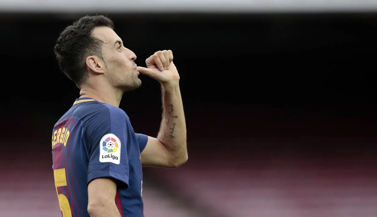 Gelandang Barcelona, Sergio Busquets, melakukan selebrasi setelah mencetak gol ke gawang Las Palmas pada laga La Liga Spanyol, Minggu (1/10/2017). Barcelona menang 3-0 atas Las Palmas. (AP/Manu Fernandez)