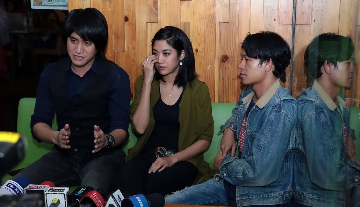 "Dia pakai nomor beda, intinya dia minta maaf. Tadi siang ada kejadian, dia ini beritikad baik untuk melunaskan. Nah di situlah yaudah berarti artinya saya lihat dia punya itikad baik," ucap Kevin Aprilio. (Deki Prayoga/Bintang.com)