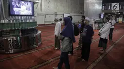 Antusiasme jemaah menyaksikan akad nikah Vicky Prasetyo dan Angel Lelga di Mesjid Istiqlal, Jakarta, Jumat (9/2). Surat Ar Rahman menjadi salah satu mahar pernikahan yang dipersembahkan Vicky untuk Angel. (Liputan6.com/Faizal Fanani)