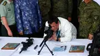 Presiden Filipina Rodrigo Duterte mencoba senapan sniper CS / LR4A buatan China di Clark Airbase di Filipina (28/6). Bantuan militer tersebut akan digunakan untuk melawan ancaman terorisme dan pembajakan dari kelompok militan. (AP Photo/Bullit Marquez)