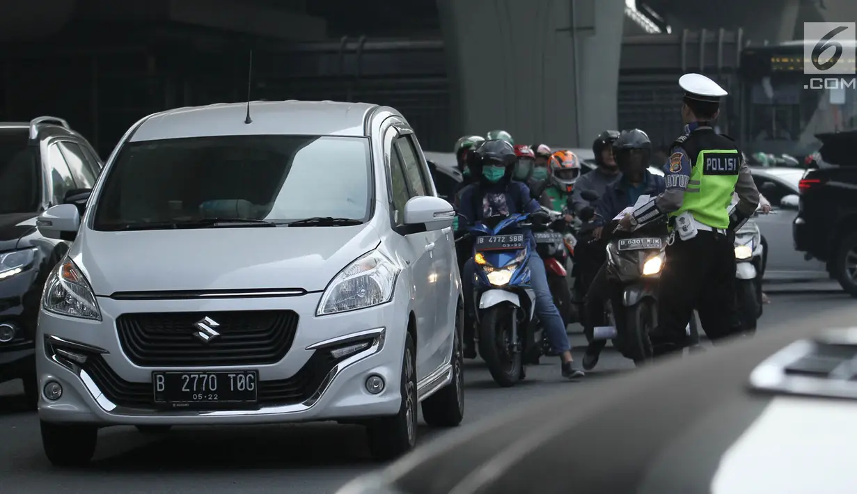 Polisi menghentikan mobil yang melanggar sistem ganjil genap di Jalan MT Haryono, Jakarta, Rabu (1/8). Hari pertama pemberlakuan sistem ganjil genap di kawasan Pancoran diwarnai dengan penilangan puluhan mobil. (Merdeka.com/Iqbal S. Nugroho)