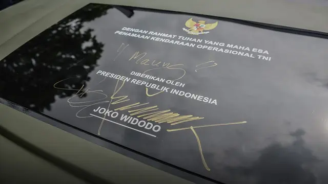 Presiden Joko Widodo (Jokowi) meresmikan unit kendaraan operasional TNI terbaru yang dinamai Maung. Mobil ini merupakan produksi dari PT Pindad.