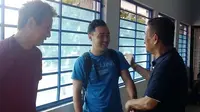 Manajer Persib Bandung berbincang dengan Shohei Matsunaga dan I Made Wirawan. (Bola.com/Erwin Snaz)