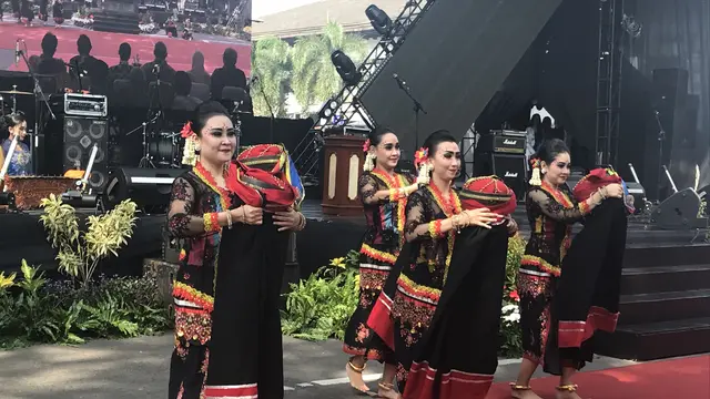 Tarian Jawa Barat Kawung Anten dan Tarian Jawa Timur Geleng Ro’om.