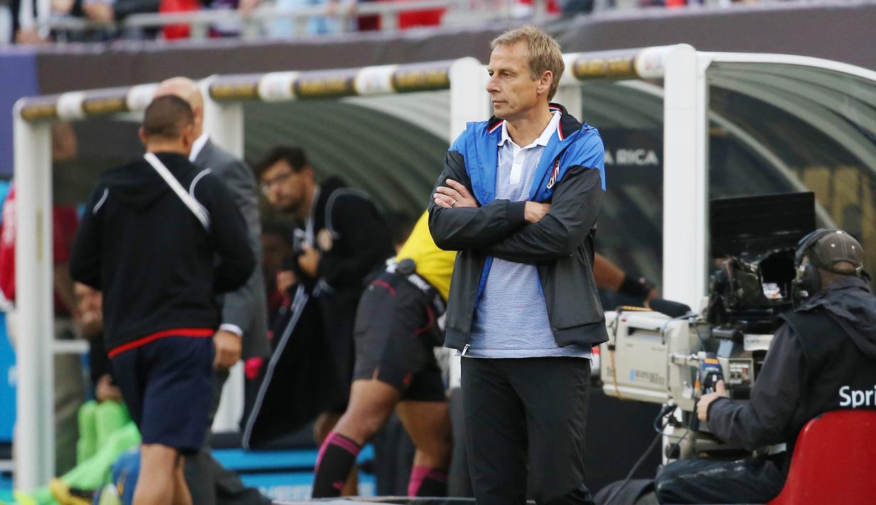 Pelatih AS, Jurgen Klinsmann, saat menyaksikan anak asuhnya berlaga melawan Kosta Rika pada laga penyisihan Grup A Copa America Centenario 2016 di Chicago, Illinois, AS, (8/6/2016) WIB. (AFP/Tasos Katopodis)