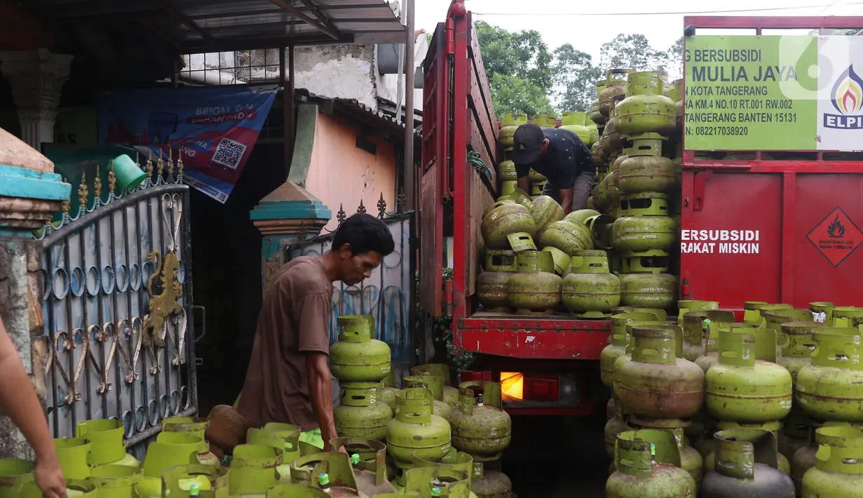 Pekerja tengah menata tabung gas LPG 3 kg di kawasan Tangerang Banten, Kamis (17/2/2022). Direktur Utama PLN Darmawan Prasodjo mengatakan saat ini impor LPG dari tahun ke tahun terus meningkat seiring dengan meningkatnya konsumsi masyarakat. (Liputan6.com/Angga Yuniar)