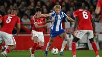 Gelandang FC Porto, Victor Froholdt, berusaha menahan bek Nottingham Forest, Neco Williams, dalam pertandingan leg kedua perempat final Europa League 2025/2026 antara Nottingham Forest dan FC Porto di City Ground, Nottingham, Inggris bagian tengah, pada 16 April 2026. (AFP/Paul Ellis)