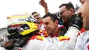 Rio Haryanto disambut anggota timnya. (GP2 Media Service)