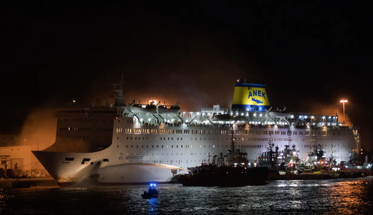 Kapal feri Eleftherios Venizelos saat terbakar di pelabuhan Piraeus, dekat Athena, (29/8). Kapal feri tersebut mengangkut 875 penumpang dan 141 awak. (AP Photo/Petros Giannakouris)