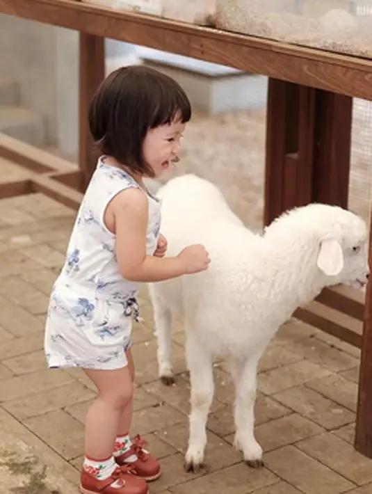 "Kadang ada, mamanya juga kan cerewet, yang jaga dia juga semuanya cerewet, jadi kita musti pintar belokin (ucapan) supaya nggak nyerap kata itu sebagai kata-kata yang jelek, ngeles lah intinya," tambahnya. (Instagram/gisel_la)