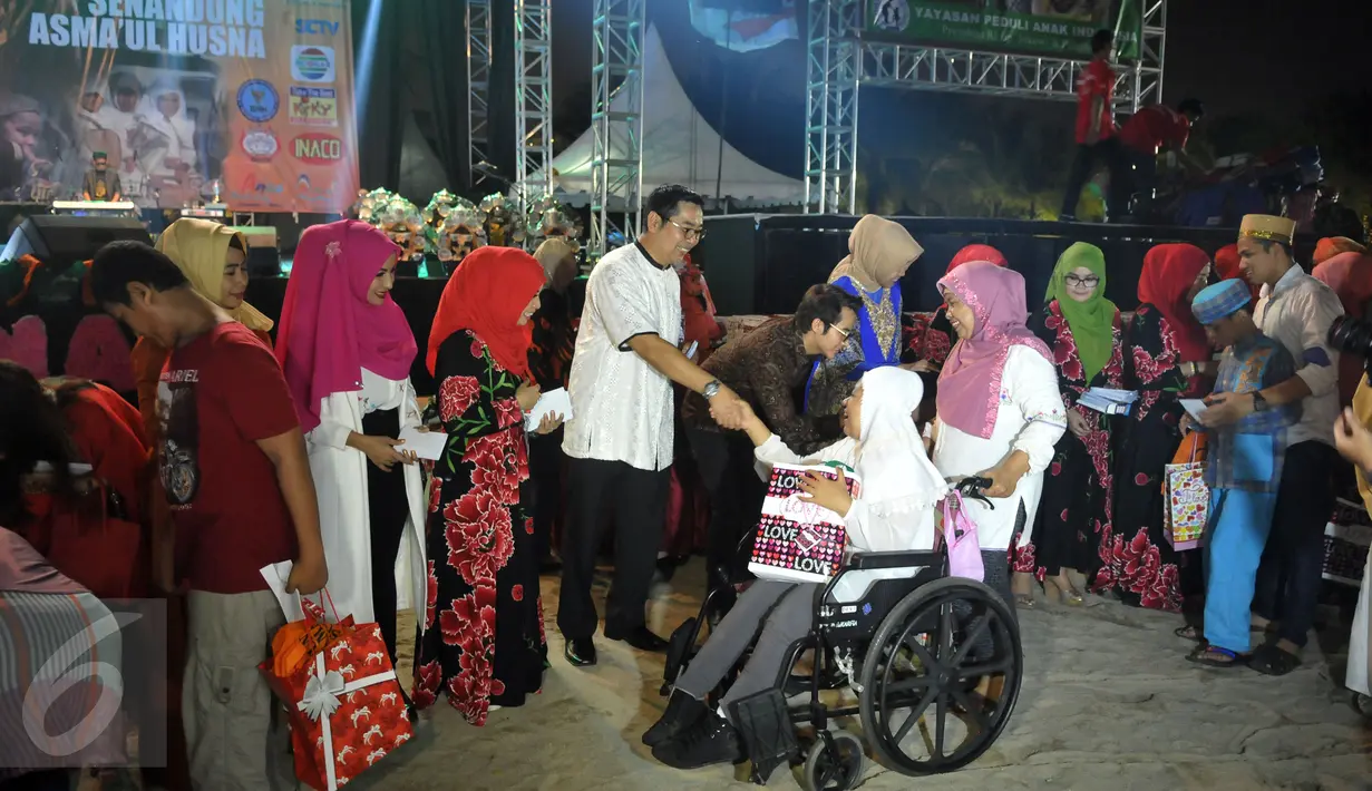 Selain yatim piatu, acara buka bersama SCTV - Indosiar dan Yayasan Pena  juga dihadiri penyandang disabilitas di Taman Impian Jaya Ancol, Jakarta, Selasa (21/6). Dalam acara ini, berbagai penampilan hiburan digelar. (Liputan6.com/Johan Tallo)