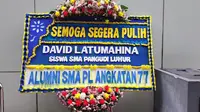 Alumni SMA Pangudi Luhur mengirimkan karangan bunga untuk Christalino David Ozora atau David (17) yang jadi korban penganiayaan anak pejabat pajak, Mario Dandy Satrio (20) (Lydia Fransisca/Merdeka.com)