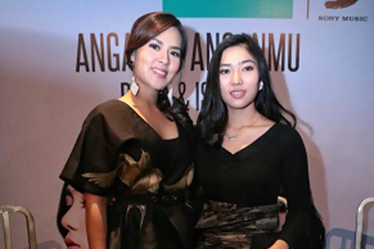 Ditambah lagi, kini Raisa dan Isyana menunjukkan persahabatannya yang semakin erat.