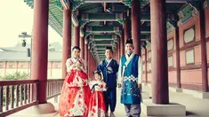 Keluarga Ruben Onsu baru saja berbahagia. Pasalnya keluarga ini baru saja resmi mendapat anggota keluarga baru. Yaitu Betrand Peto, seorang anak yang berasal dari Nusa Tenggara Timur. (Liputan6.com/IG/@sarwendah29)