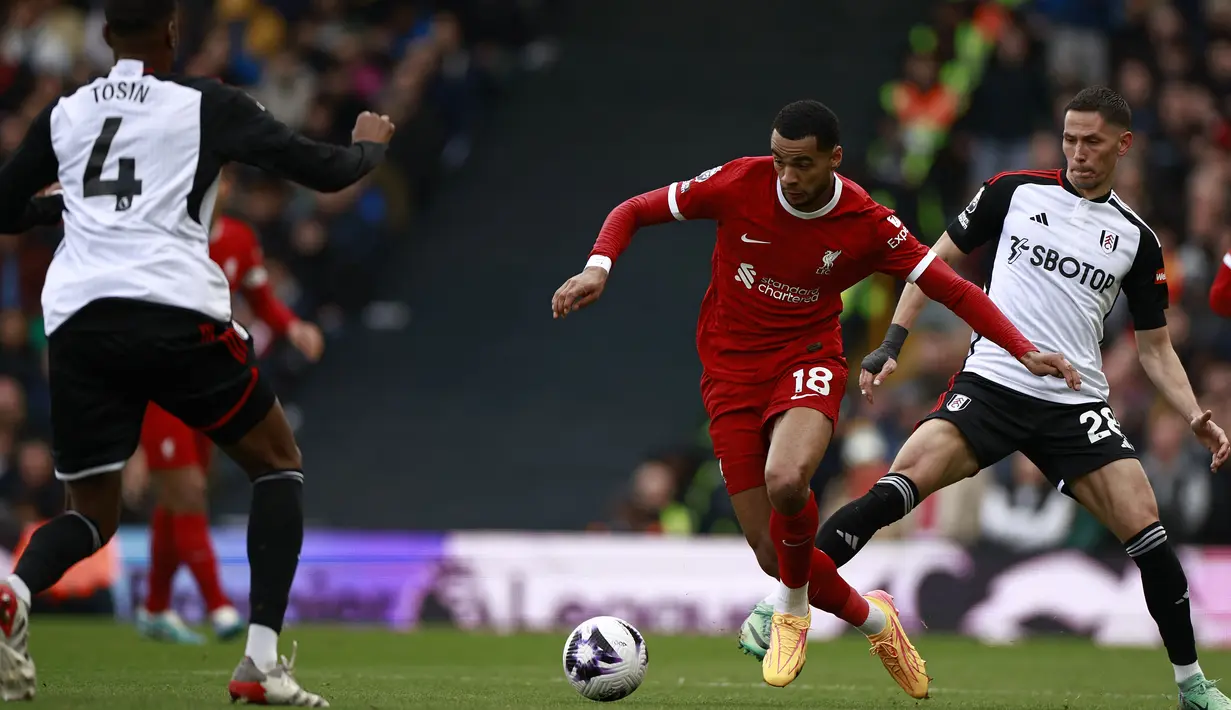 Hasil ini membuat Liverpool mengemas 74 poin dari 33 laga. Mereka kini naik satu strip ke posisi dua. (BENJAMIN CREMEL / AFP)