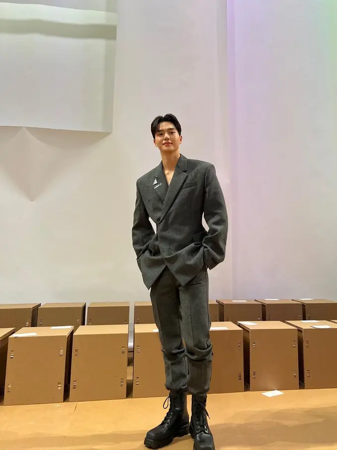 Pesona Song Kang di Show Prada yang Bikin Warganet Menjerit