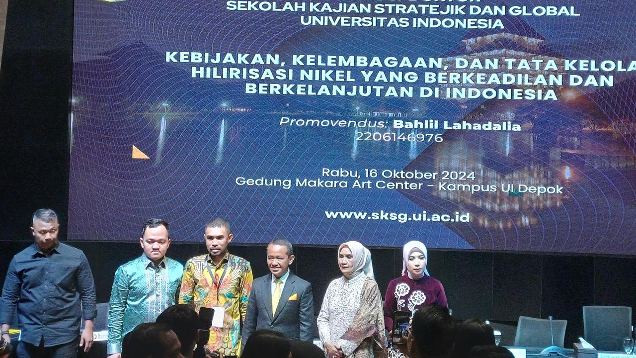 Menteri ESDM Bahlil Lahadalia meraih gelar S3 Doktor Bidang Kajian Stratejik dan Global dari Universitas Indonesia (UI). (Maulandy/Liputan6.com)