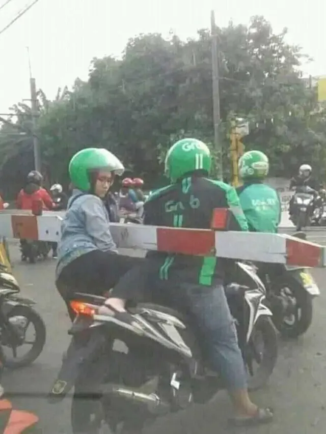 Aksi Nyeleneh Saat Berkendara Ini Cuman Ada di Indonesia