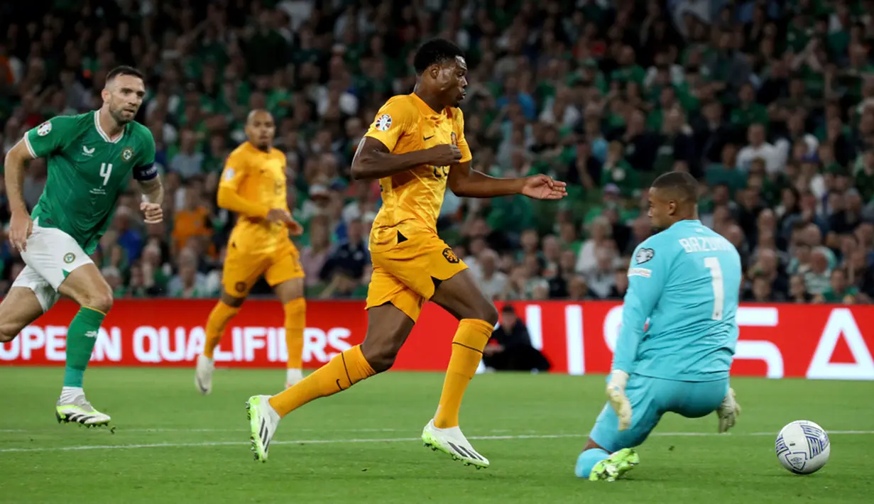 Tertinggal 1-0, Belanda mencoba menaikkan tempo serangan mereka. Hingga akhirnya menit ke-18, Bazunu melanggar Denzem Dumfries di kotak penalti Irlandia sehingga wasit menunjuk titik putih. (Donall Farmer/PA via AP)