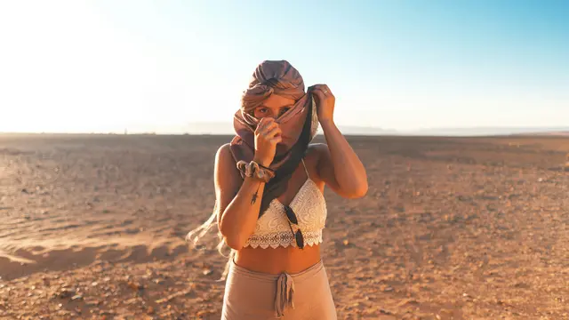 5 Model Baju Crop Wanita yang Simpel dan Populer, Tren Fashion Bikin Penampilan Makin Trendy