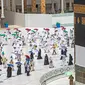 Jemaah melakukan tawaf mengelilingi Ka'bah di dalam Masjidil Haram saat melakukan rangkaian ibadah haji di tengah pandemi COVID-19 di Kota Suci Mekkah, Arab Saudi, Rabu (29/7/2020).  Tawaf dilakukan dengan menjaga jarak mengikuti garis-garis yang telah ditentukan. (Saudi Media Ministry via AP)