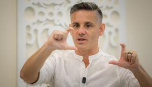 Pelatih Timnas Indonesia, John Herdman menjalani wawancara eksklusif dalam Bola Break dari Bola.com di Jakarta, Selasa (12/5/2026). (Bola.com/Bagaskara Lazuardi)