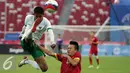 Bek Indonesia U-23, Syaiful Indra Cahya (kiri) membuang bola yang mengarah ke Huy Toan Vo (Vietnam) diperebutan tempat ketiga Sepak Bola SEA Games 2015 di National Stadium Singapura, (15/6/2015). Indonesia kalah 0-5. (Liputan6.com/Helmi Fithriansyah)
