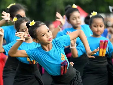 Anak-anak menampilkan tarian tradisional untuk menyambut malam pergantian tahun di Bali, pada Rabu 31 Desember 2025. Menyambut malam pergantian tahun, ratusan anak-anak di Bali menampilkan beragam tarian tradisional. (SONNY TUMBELAKA/AFP)
