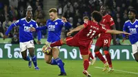 Pemain Leicester City Kiernan Dewsbury-Hall (kiri depan) berduel memperebutkan bola dengan pemain Liverpool Mohamed Salah pada pertandingan sepak bola Liga Inggris di Stadion King Power, Leicester, Inggris, 28 Desember 2021. Leicester City menang 1-0. (AP Photo/Rui Vieira)