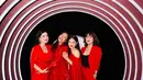 Sebaliknya, Titi Kamal dan Dian Sastro memakai gaun pendek. Keempat pemain film AADC tetap menawan dengan nuansa gaun merah merona. (Liputan6.com/IG/@titi_kamall)