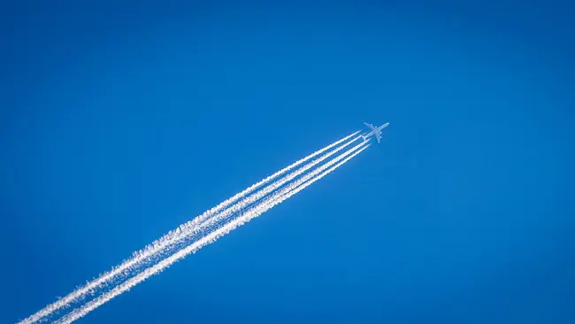 Jejak pesawat jet terjadi karena kondensasi karena asap panas dari mesin bertemu dengan suhu dingin di angkasa. (Sumber Pixabay)