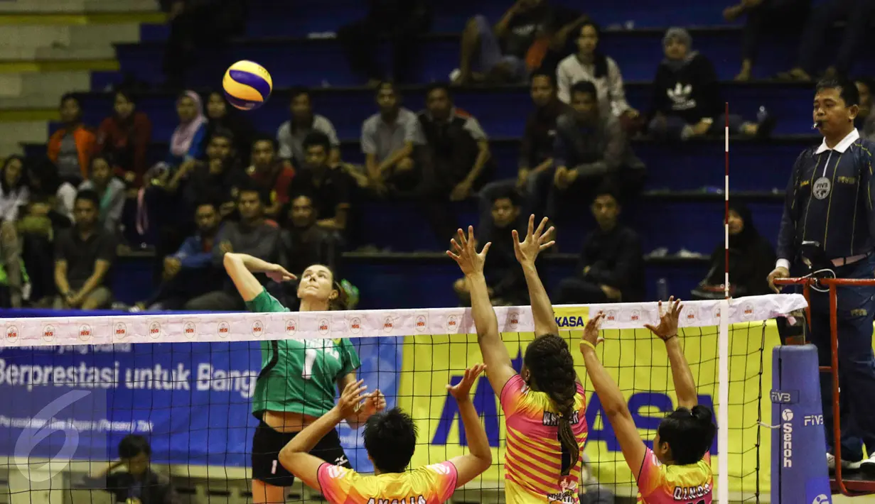 Jakarta Elektrik PLN menumbangkan Jakarta PGN Popsivo Polwan 3-0 pada putaran kedua final four Proliga 2017 di GOR C'Tra Arena, Bandung, Jawa Barat, Jumat (14/4). Kemenangan ini membawa mereka ke final. (Liputan6.com/Yoppy Renato)