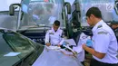 Petugas Badan Pengelola Transportasi Darat (BPTD) wilayah Banten Kementerian Perhubungan melakukan pendataan bus di Pool Blue Star, Pondok Cabe, Rabu (30/5). Pengecekan ini dilakukan untuk memastikan kelayakan armada bus. (Merdeka.com/Arie Basuki)
