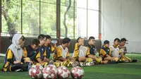 Dalam rangka menyambut Hari Olahraga Internasional untuk Pengembangan dan Perdamaian, Persib Bandung gelar Sauyunan bertajuk #SepakbolaUntukSemua dengan bermain sepak bola bersama anak penyandang Down Syndrome di Lapangan Futsal Tirtawening Kota Bandung, Selasa (29/3/2022). (Erwin Snaz/Bola.com)