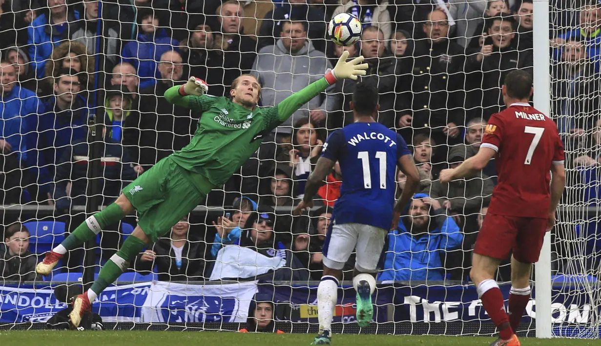 Kiper Liverpool, Loris Karius, berupaya menepis tendangan dari pemain Everton pada laga Premier League di Stadion Goodison Park, Liverpool, Sabtu (7/5/2018). Kedua klub bermain imbang 0-0. (AP/Peter Byrne)